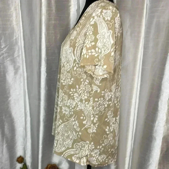Pretty Jaclyn Smith Large Tan/White Short Sleeve All Over Print Shimmery Blouse - Picture 2 of 9